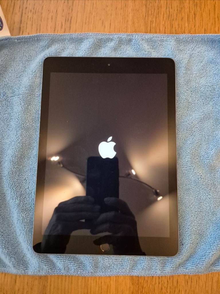 Apple iPad 9.7" 6th Gen (Wi-Fi Only) 32GB - SELLING AS SPARES AND REPAIRS
