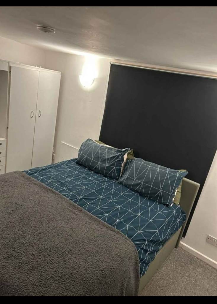 DOUBLE/KING ROOM TO RENT CLOSE TO TOWN.