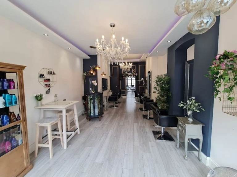 Hair Dressers Chair, Beauty Room, Lash Station, Nail Station Bar Table - For Rent - Holloway Road