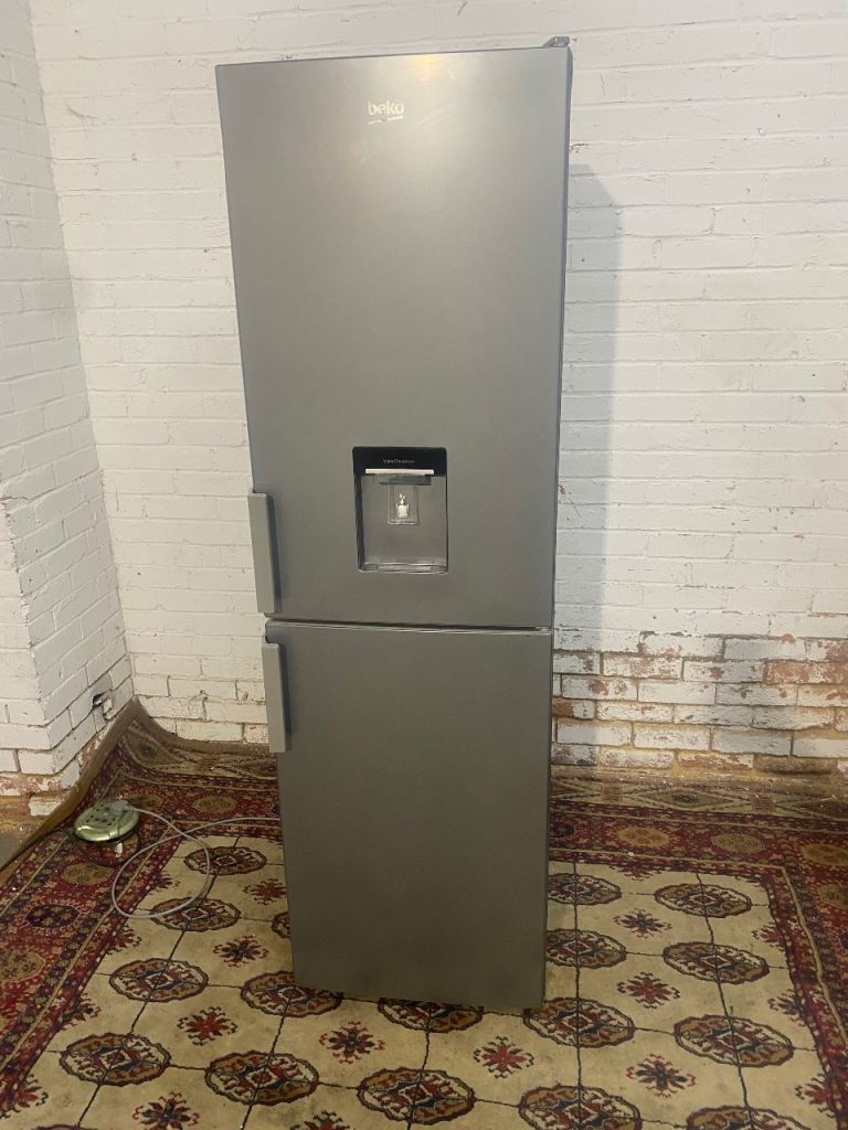 🚚Beautiful Beko Fridge Freezer With Water Dispenser 