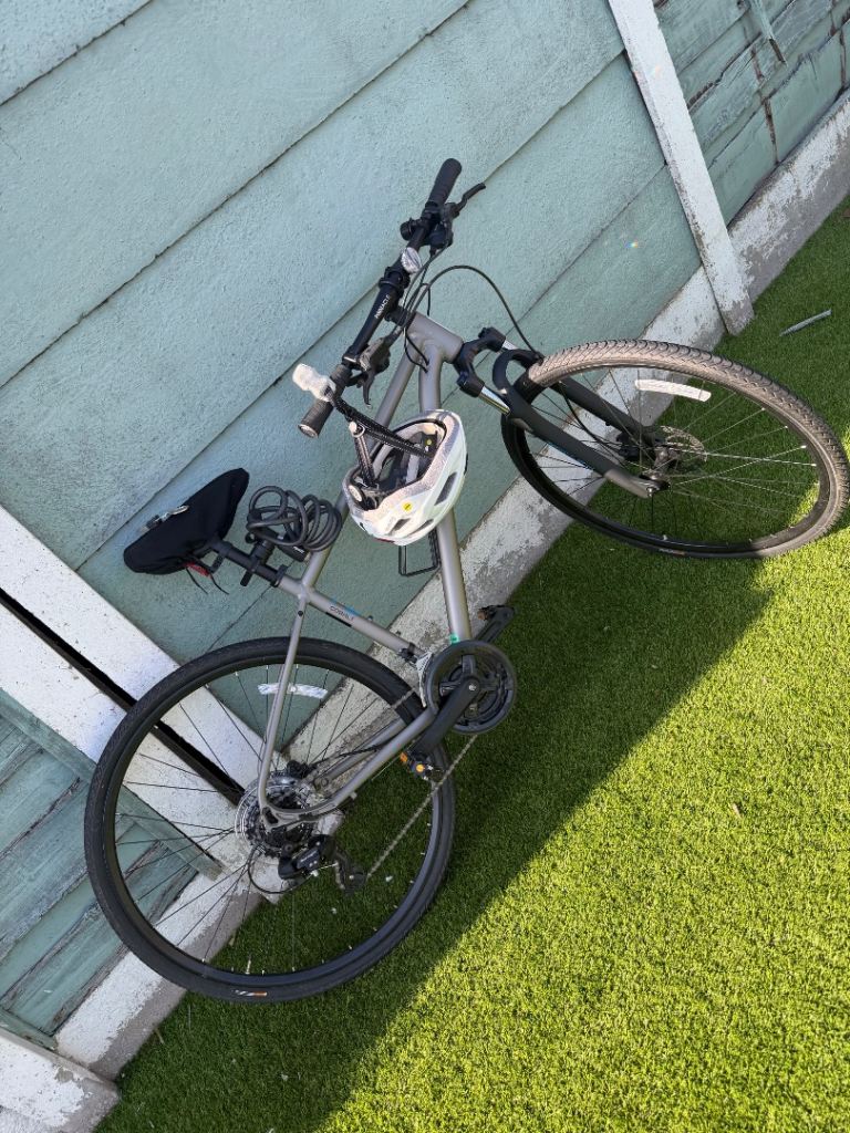 Ladies Hybrid pinnacle cobalt bike - excellent condition 