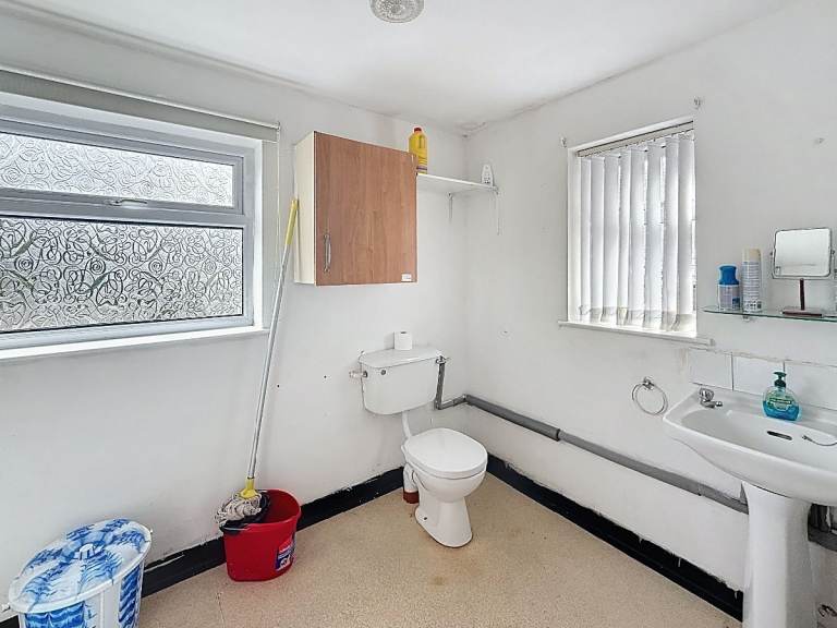 3 bedroom house in Pinfold Avenue, Stoke-on-Trent, ST6 8EW