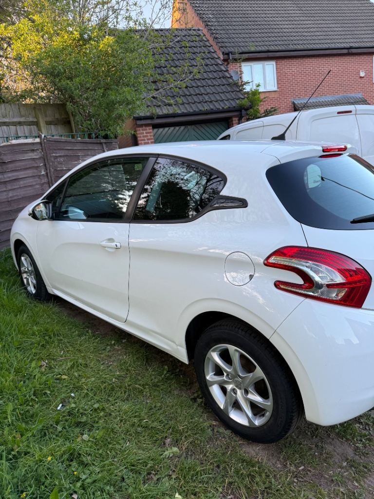 Peugeot, 208, Hatchback, 2013, Manual, 1199 (cc), 3 doors