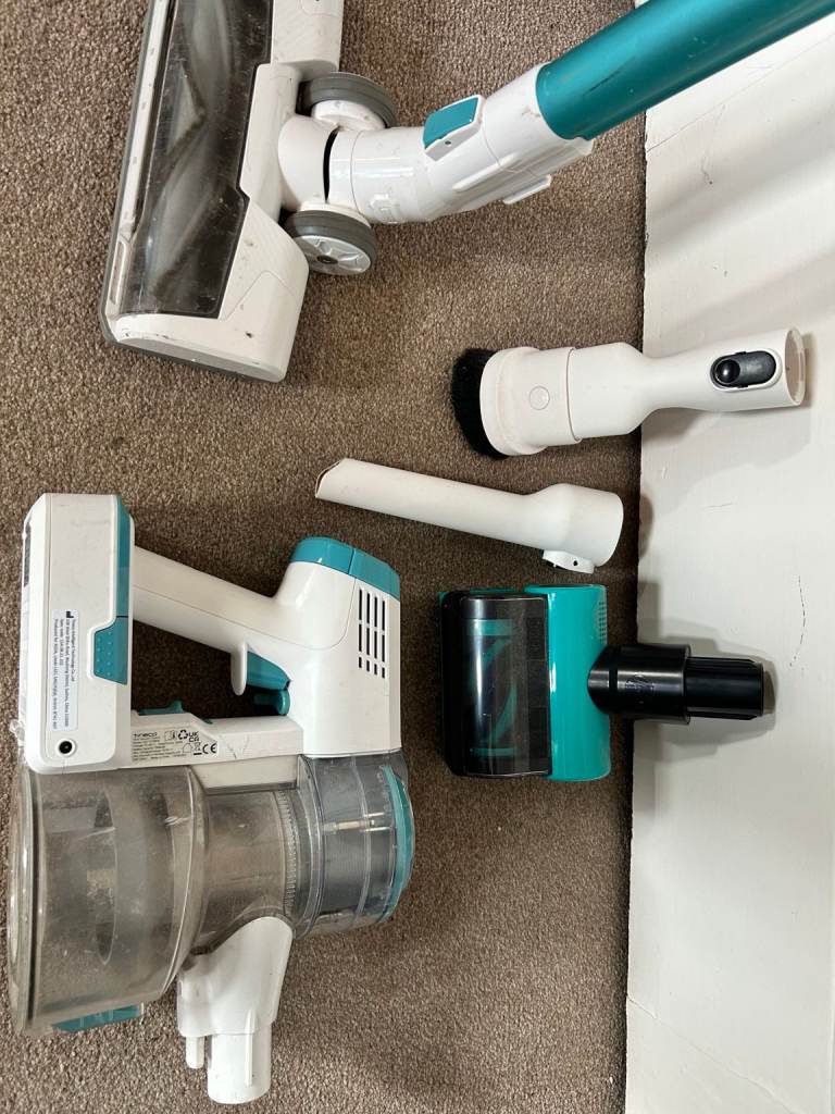 Tineco cordless vacuum cleaner with attachments – working