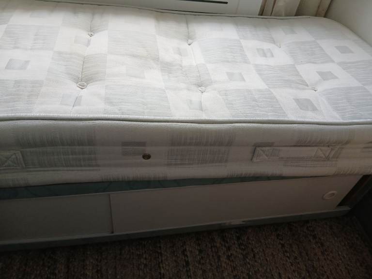 Single divan 2ft 6ins