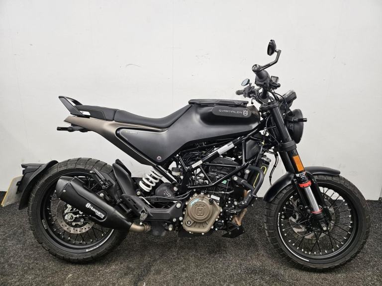HUSQVARNA SVARTPILEN 125 ** LOW MILEAGE - FULL HISTORY - BAR END MIRRORS **