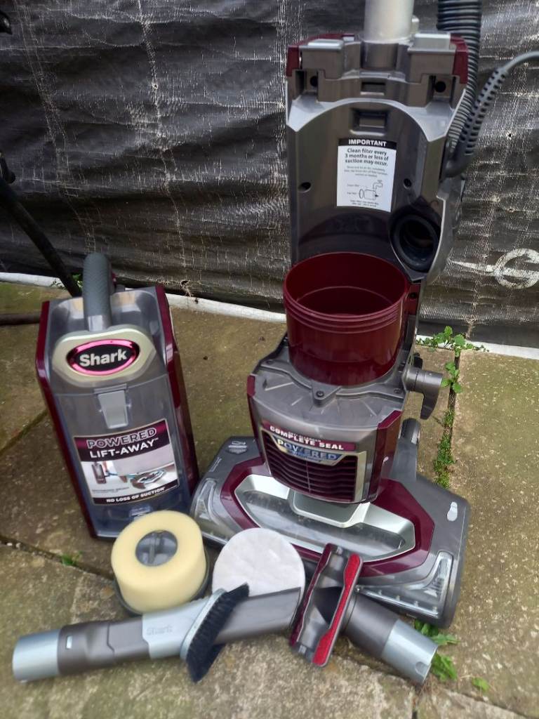 Like Brand New. Shark Lift Away anti wrap V Cleaner. Free Delivery within Hull 