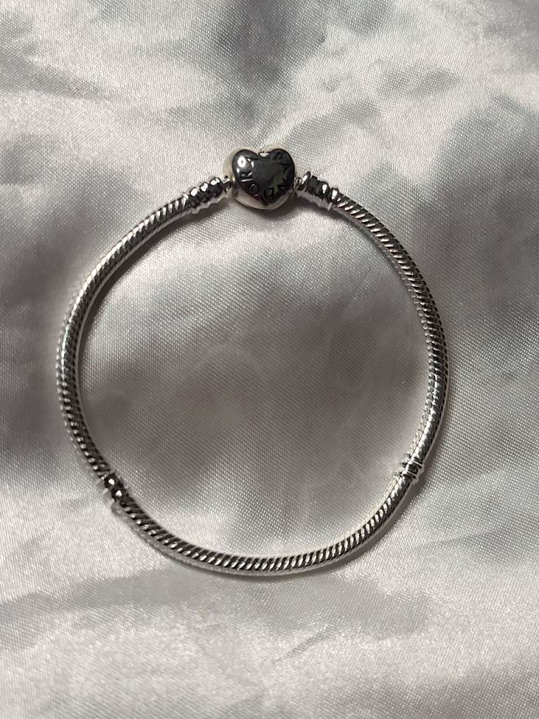 Pandora Silver Heart Clasp Bracelet – Good Condition