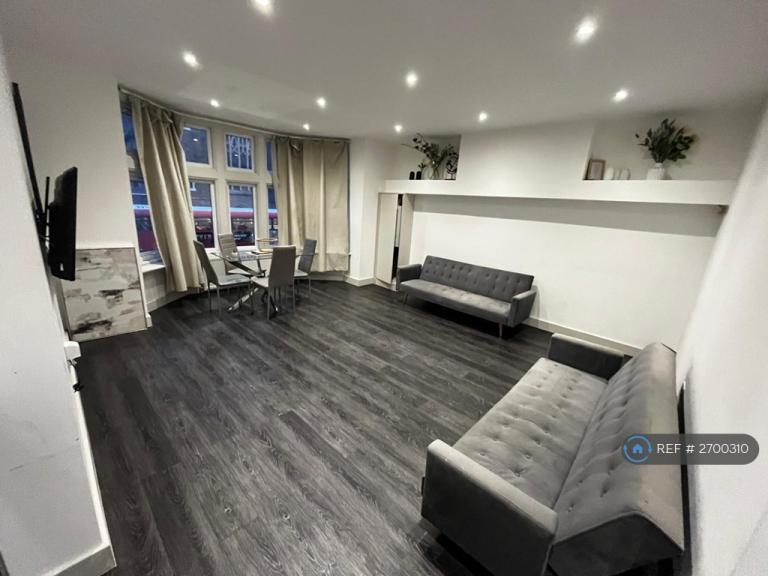 3 bedroom flat in Finchley Road, London, NW11 (3 bed) (#2700310)