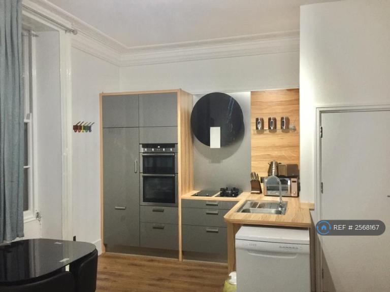 2 bedroom flat in Gloucester Crescent, London, NW1 (2 bed) (#2568167)