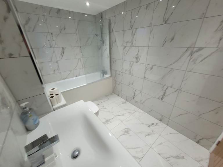 AVAILABLE NOW! (Professional ONLY) ..CLEAN ENSUITE DOUBLE ROOM IN WALTHAMSTOW, E17 9AT FOR £950pcm