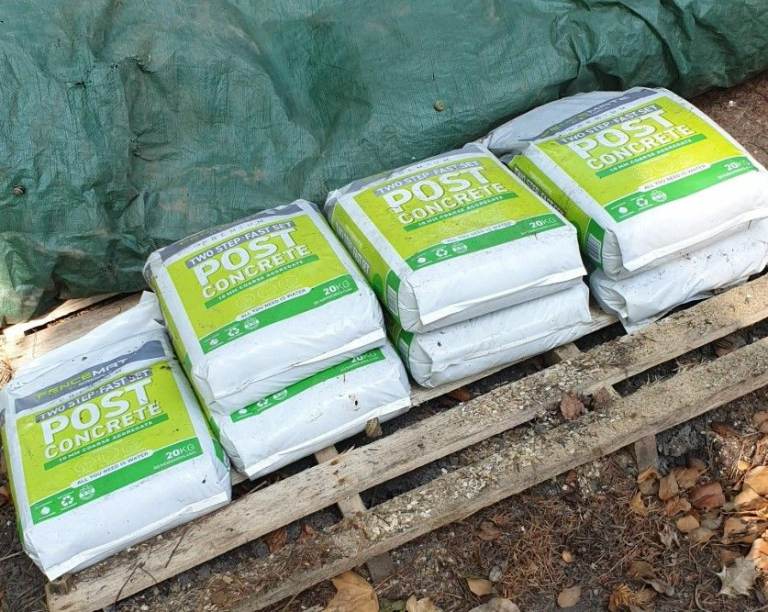 image for FENCEMATE FAST SET POST CONCRETE 20KG - £35 FOR 7 BAGS DT7 3XL