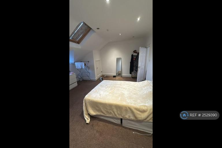 3 bedroom flat in Tooting London, London, SW17 (3 bed) (#2529390)