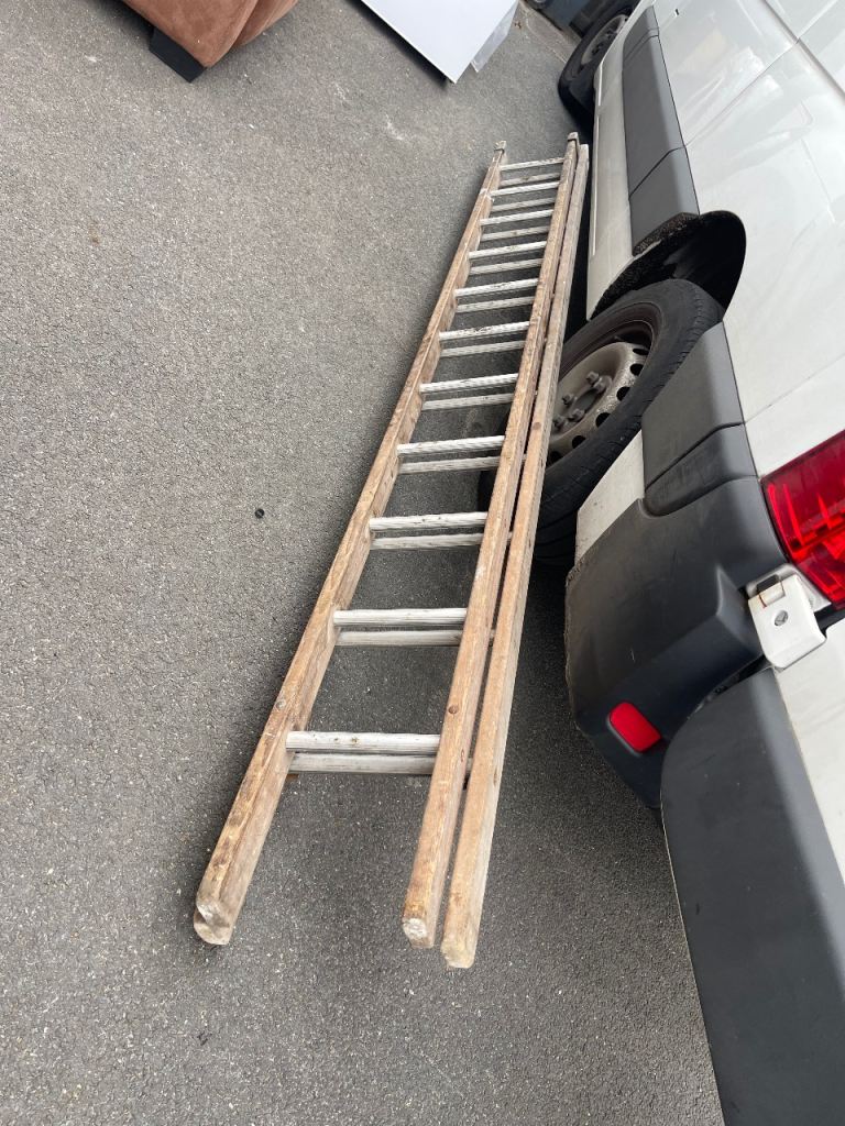 Long extendable ladder £20