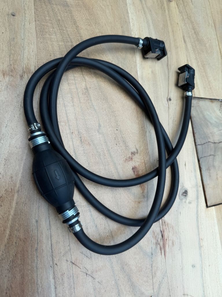 Outboard engine fuel lead 