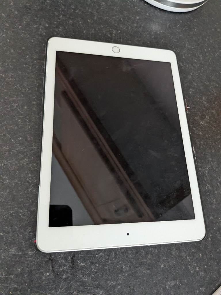 Apple iPad (9.7-inch) – White, Good Condition