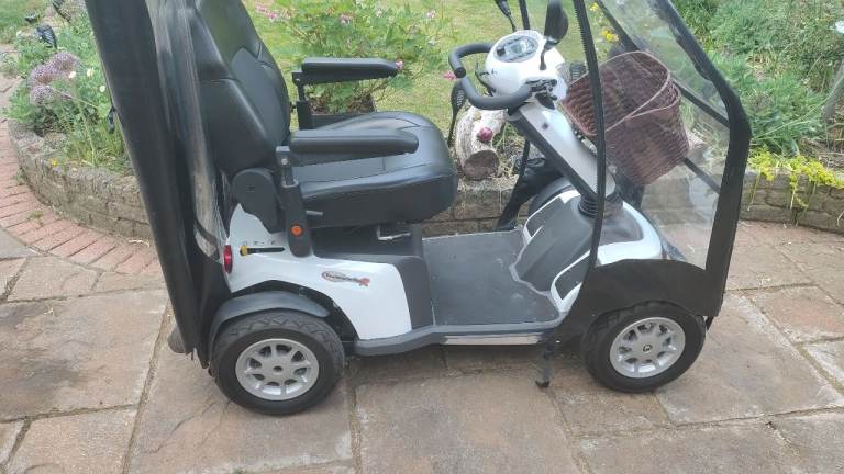 Mobility scooter with canopy 