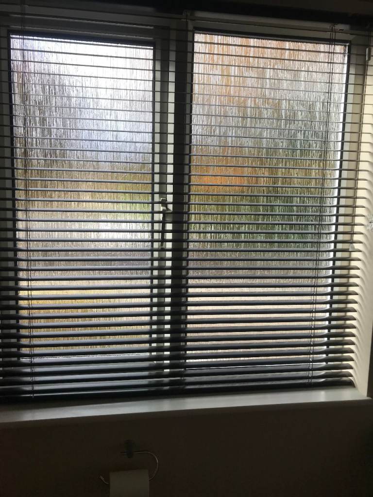 BLACK METAL VENETIAN BLIND