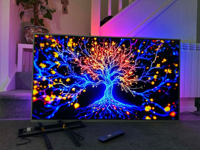 Philips Amilight 55' 4K HDR smart TV & wall bracket