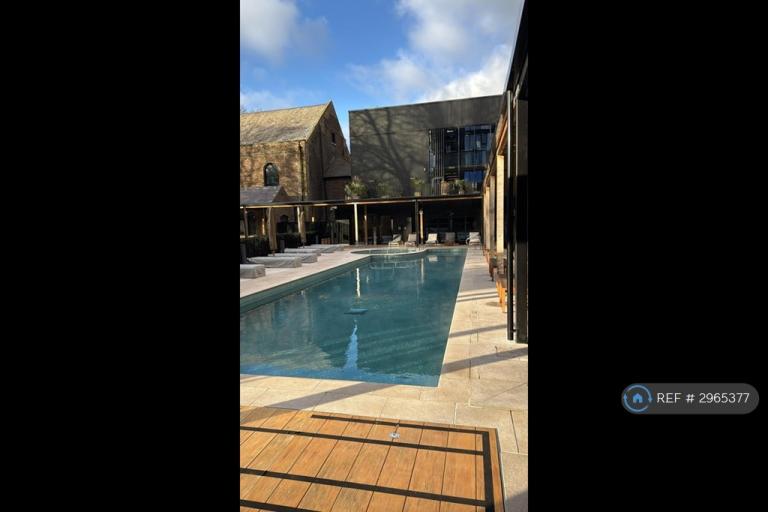 1 bedroom flat in Lewis House, Brentford, TW8 (1 bed) (#2965377)