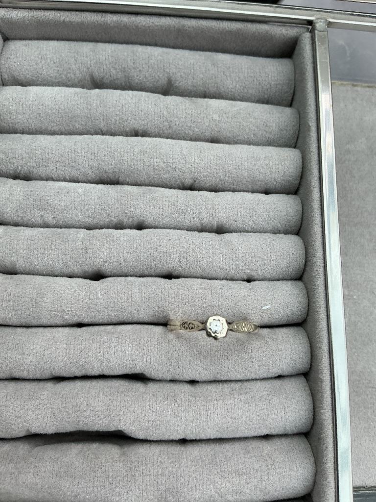 9ct single solitaire ring
