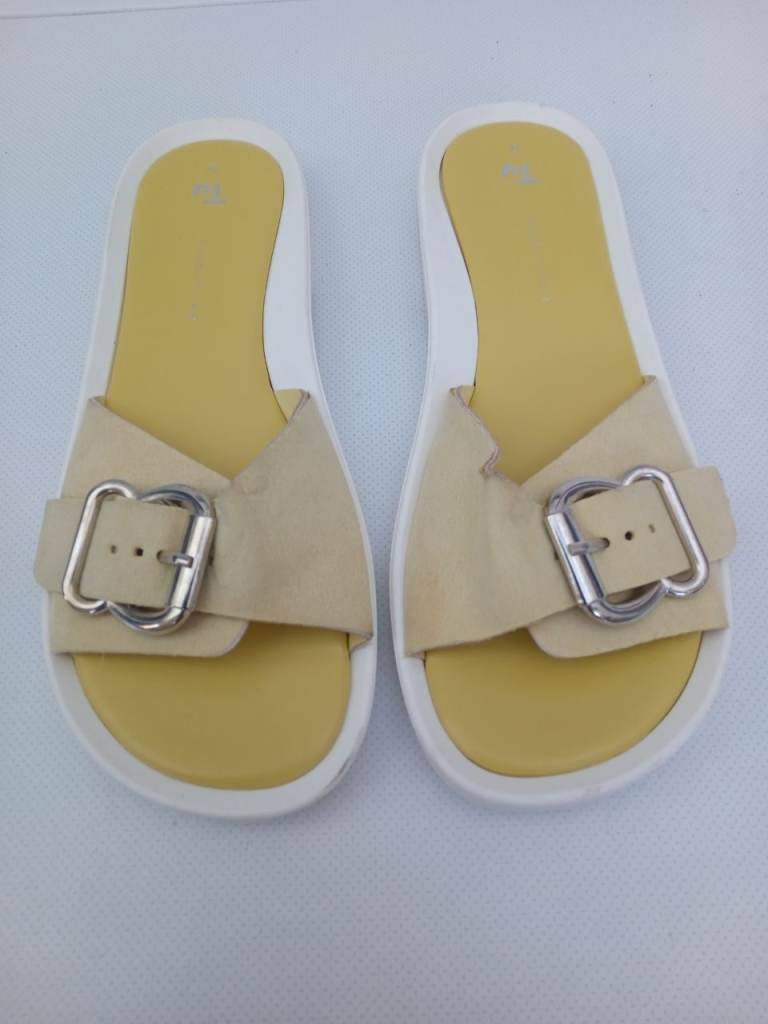 Women's size 5 shoes