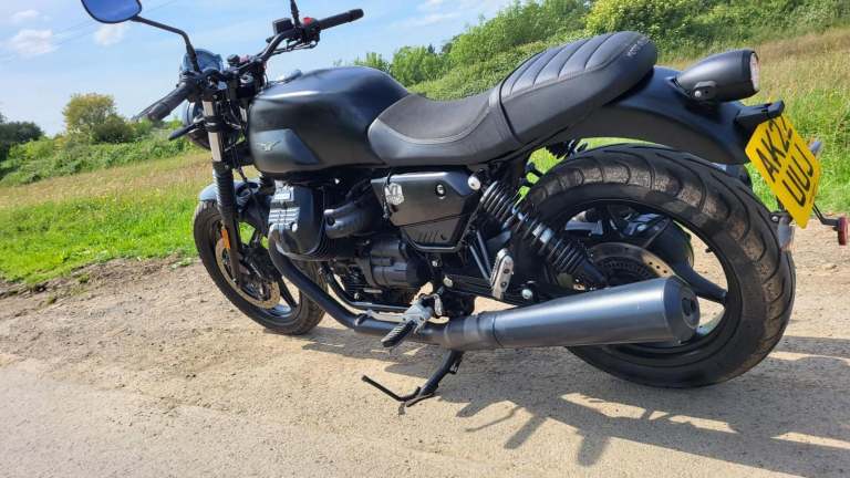 2022 22 MOTO GUZZI V7 IV STONE 3k MILES ONLY BLACK RETRO NAKED CLASSIC STYLING