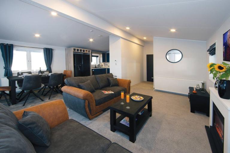 NEW Sunrise Brentwood Lodge | 40x20 | BS3632 Residential Mobile Home | OFF SITE