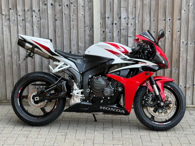 HONDA CBR 600 RR 2010 (10) SUPER SPORT + FULL SERVICE HISTORY + AKRAPOVIC