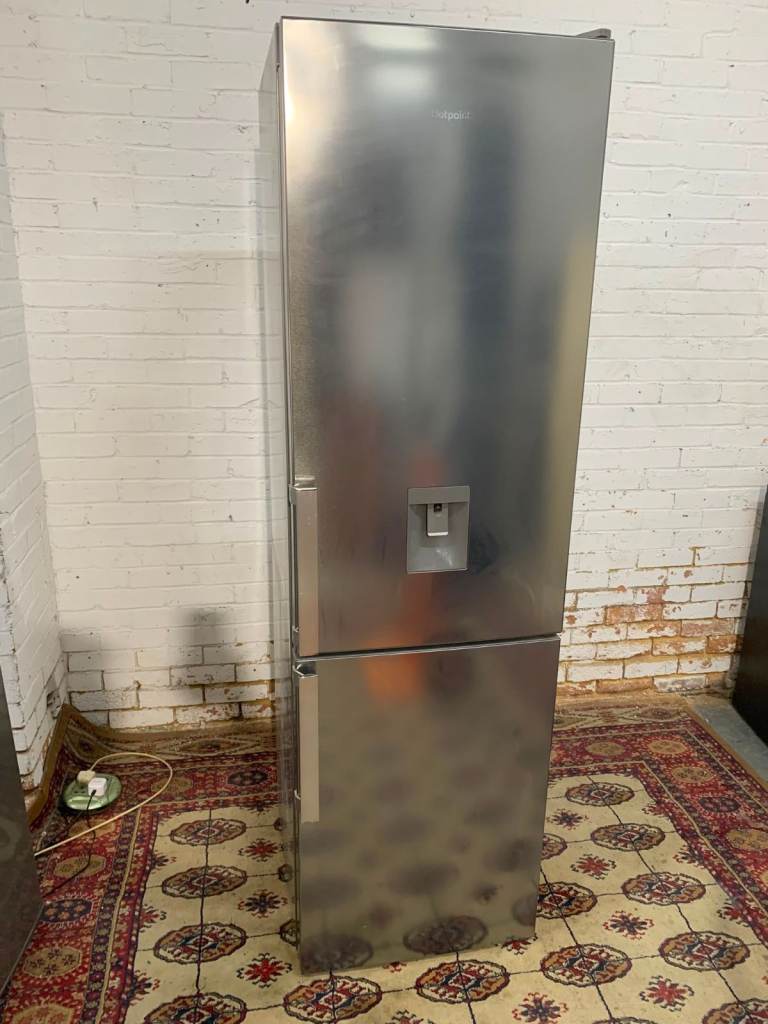 Hotpoint Freestanding Fridge Freezer with Water Dispenser