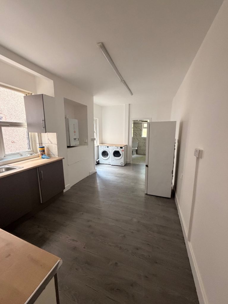 2 Bedroom Flat - Spacious and newly renovated 