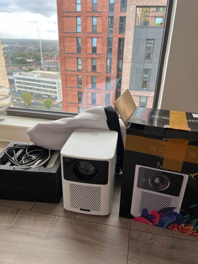 Zhihuishu M7 Pro Smart Mini Projector | Full HD 1080p | With Screen & Accessories