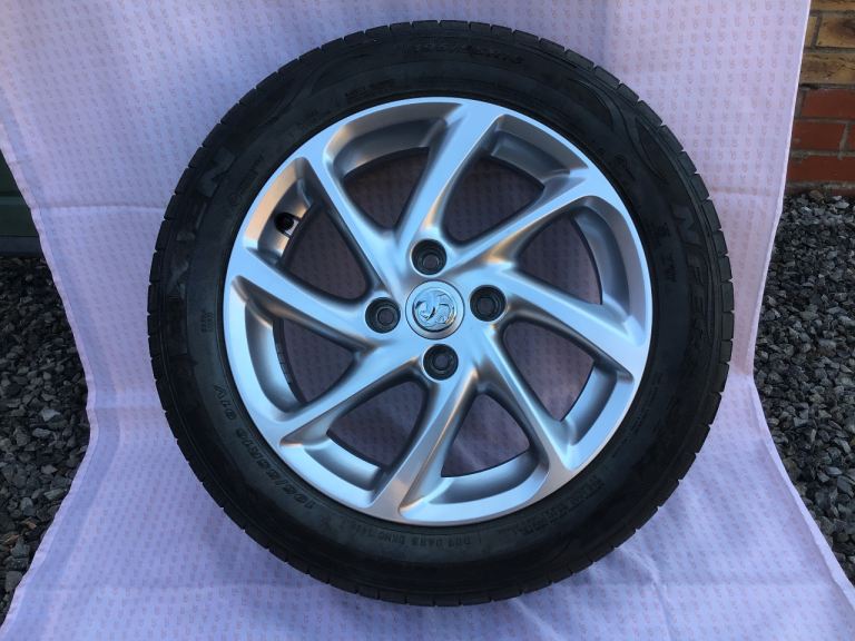 Vauxhall Corsa SRI alloy wheel and tyre