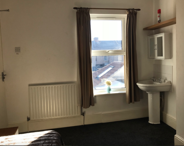 All bills included near the TRAIN STATION and High Street