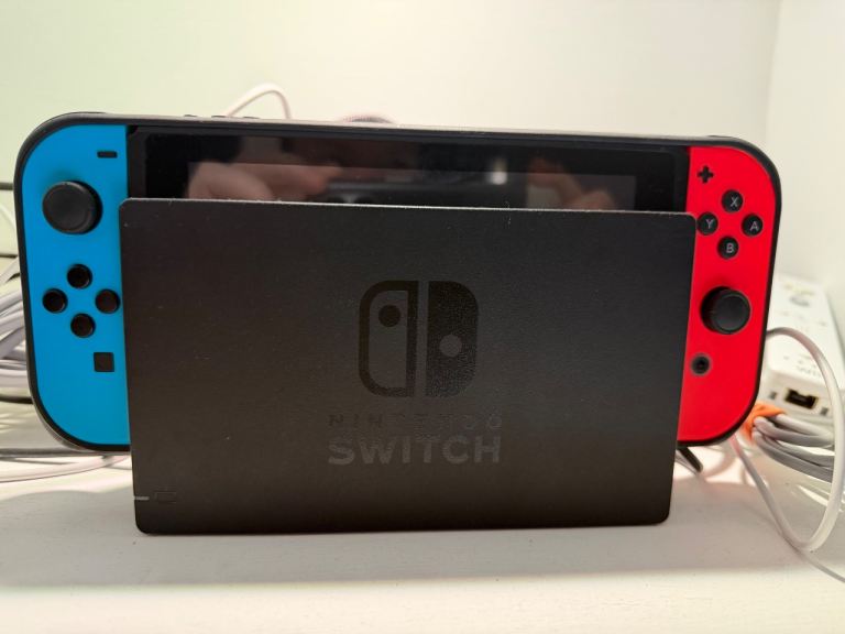 Nintendo Switch, 2 pro controllers 1tb SD