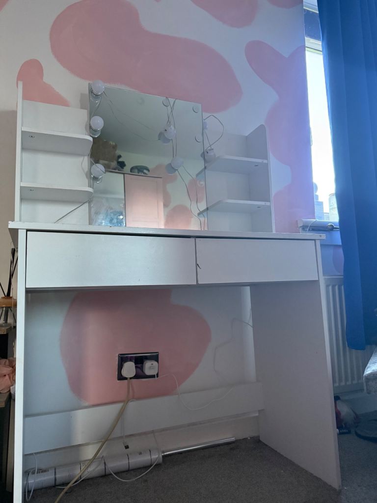 dressing table with hollywood lights
