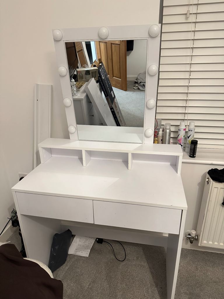Dressing table with Hollywood mirror 