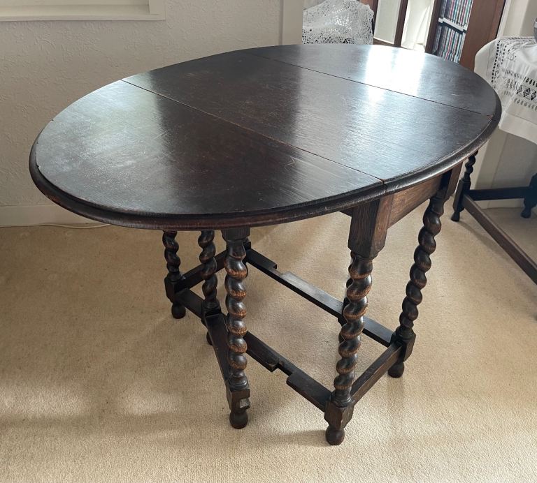 ANTIQUE OAK BARLEY TWIST TABLE
