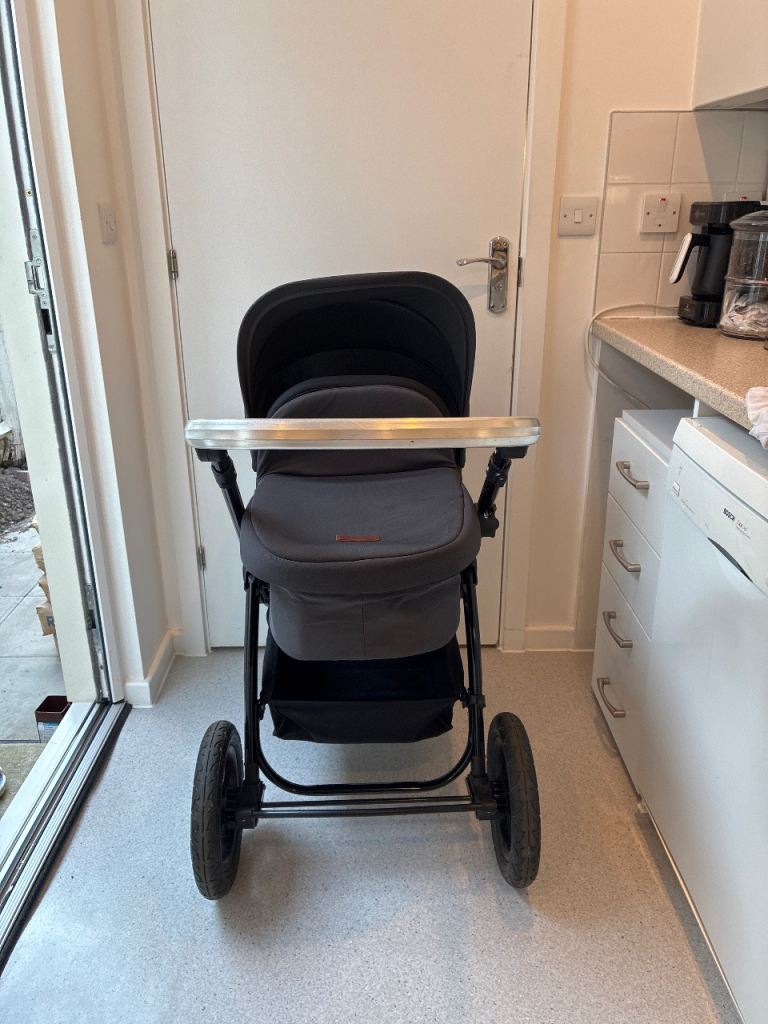 Immaculate Grey Pram / Stroller – Barely Used, Carry Cot Unused, With buggy