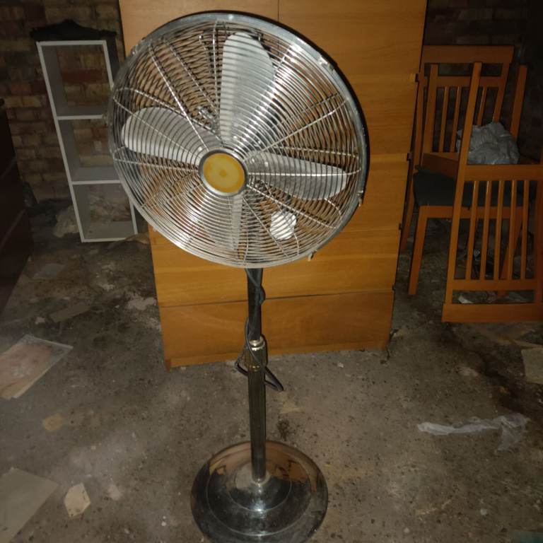 Metal, chrome Fan