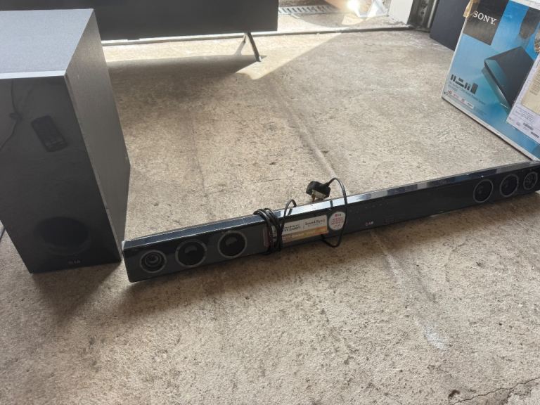 LG 300W Sound Bar & Wireless Subwoofer – Like New – £50