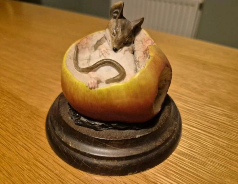 Country Artists Mouse in Apple Figurine – Richard Cooper Stratford-upon-Avon