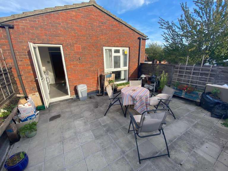 Beautiful 1 Bedroom Flat with Rooftop Terrace