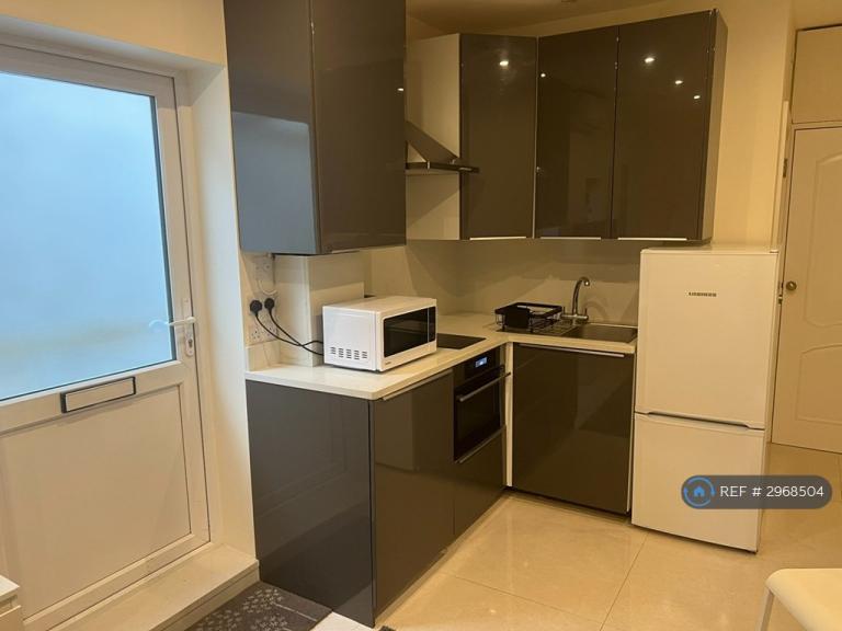 Studio flat in North Crescent, London, N3 (#2968504)