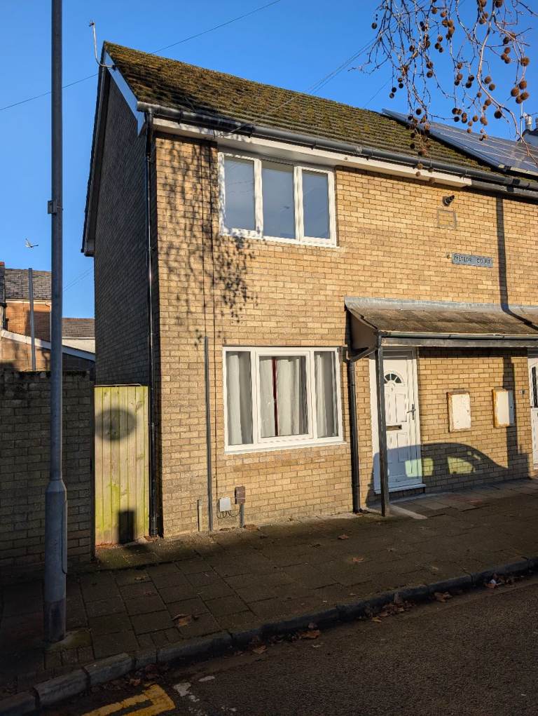 Beautifully Presented 2-Bedroom Semi-Detached Home in Adamstown – Long-Term Let