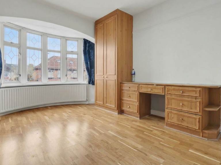 4 Bedroom House with Garden - Open to company let