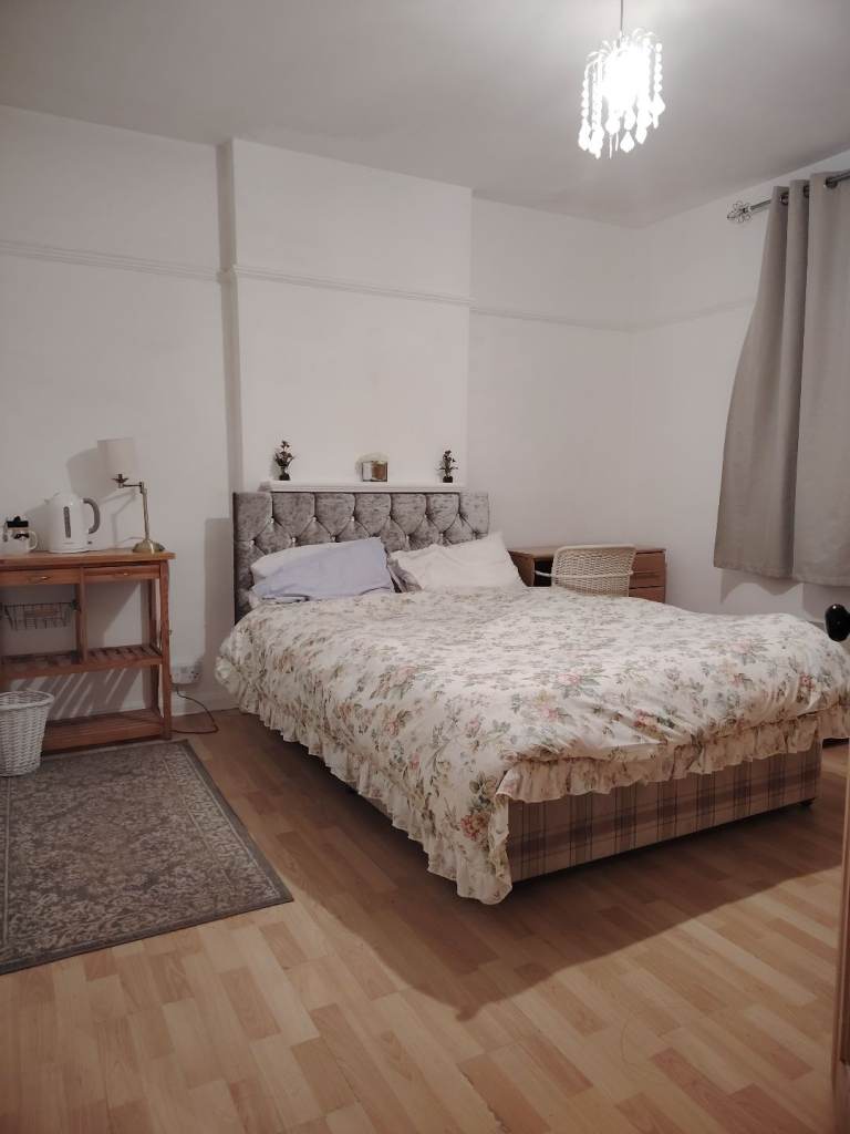  Streatham Vale. Large double bedroom for short term 