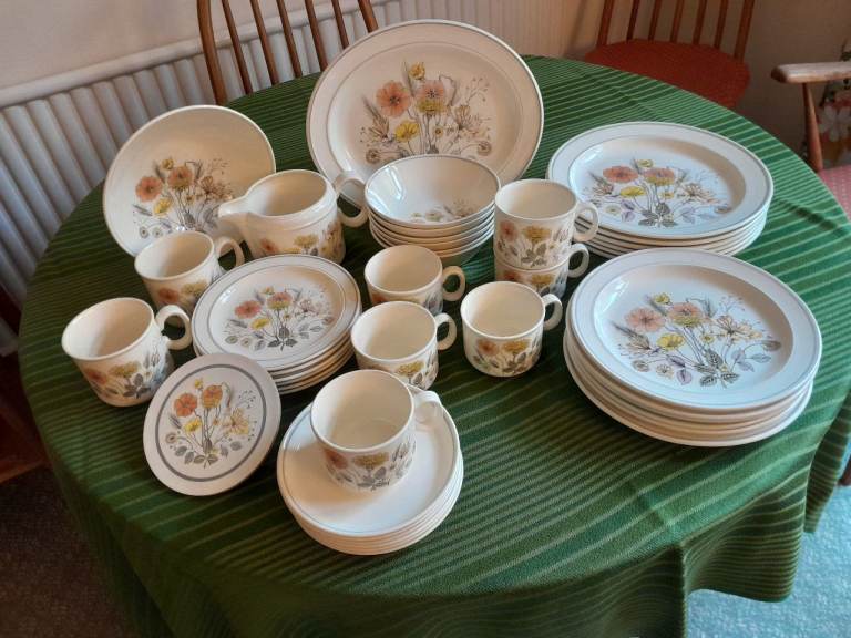 Large set of J & G Meakin TREND 'Hedgerow' stoneware tableware
