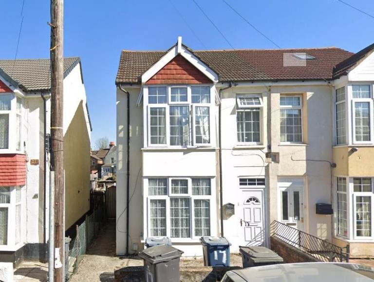 Three Bedroom Flat To Rent Lindsay Ave HP12