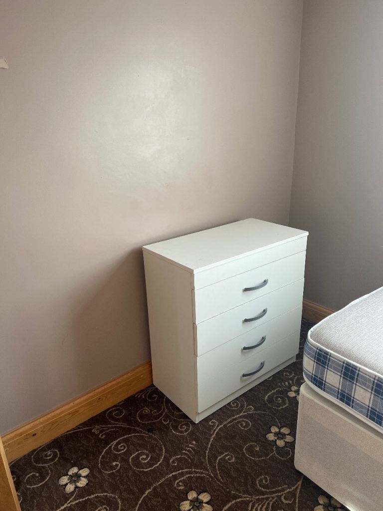 Single loft room to let prefer females 